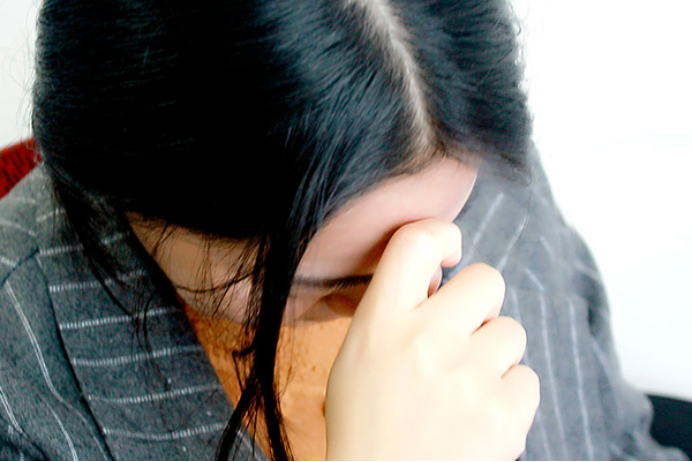 低烧会有全身无力的感觉以及食欲不振等症状