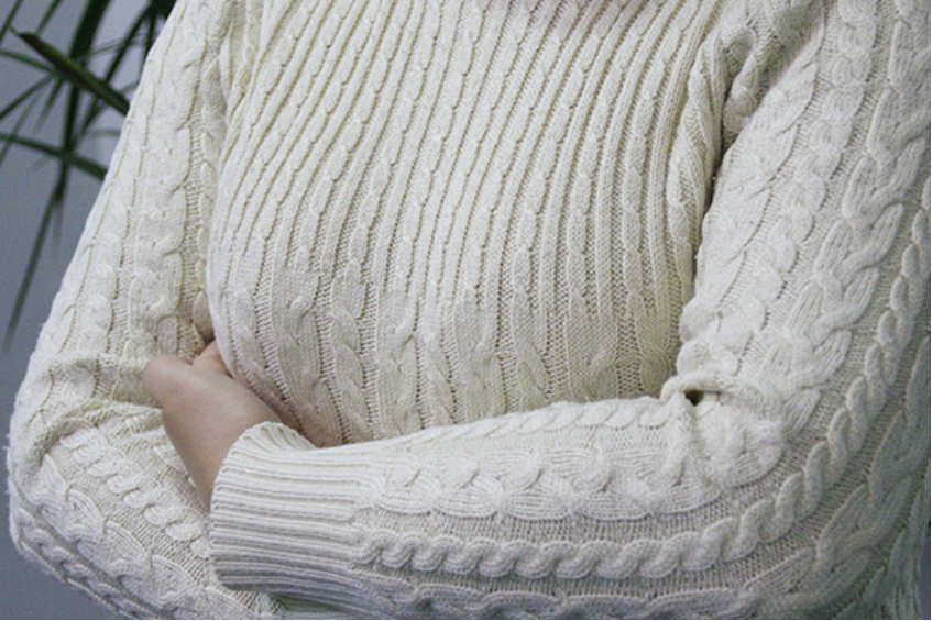 电子体温计不含水银，测量体温的时候更安全，不具备污染性。