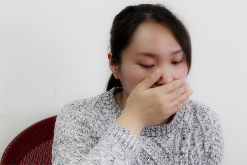 根据感染细菌的类型、个人的体质、年龄等差异，肺炎会有轻重的差异，轻微的肺炎症状与感冒相似，但持续的时间比感冒长。