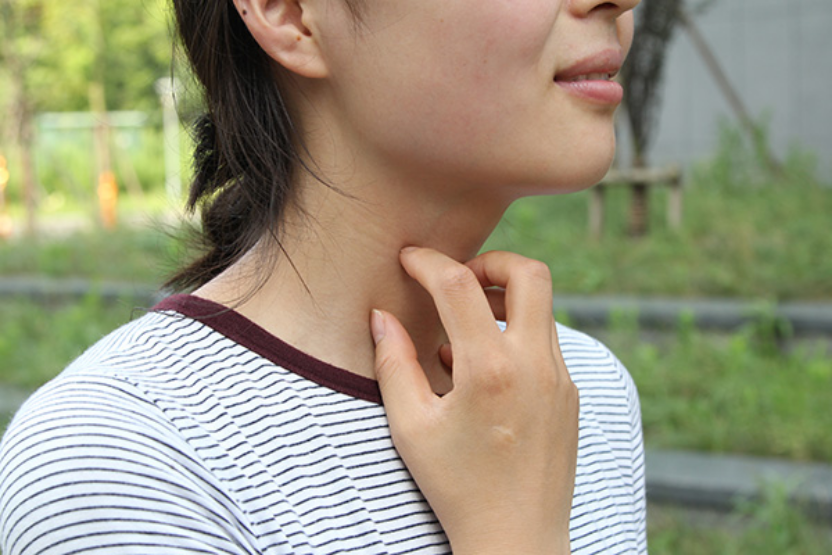 喉咙痒且咳嗽不断的人们，如果是因为上火引起的话，那么在平时生活中可以多吃一些降火的食物。