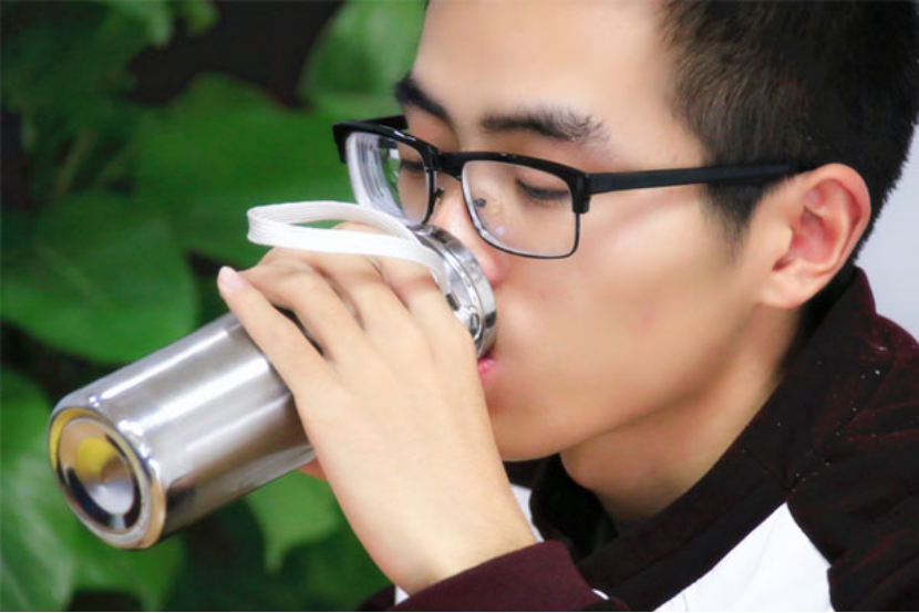 感冒发烧期间，多休息不熬夜，有助于机能修复，降低体温起到退烧效果。