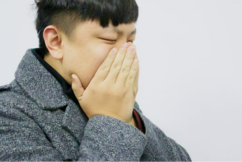 如果晚上咳嗽而白天不咳嗽，可能是由于房间内空气质量较差、屋内过于干燥或枕头较低引起的。