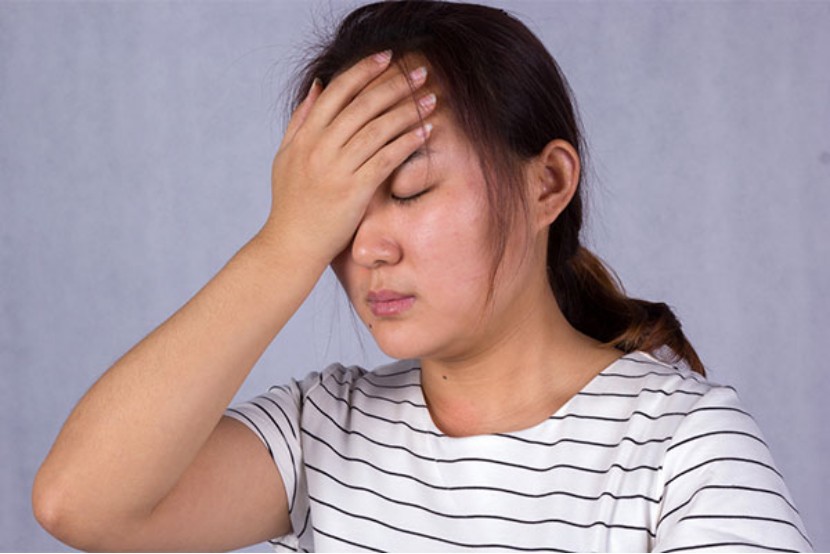 物理退烧常见的方法是湿敷，如果温度不高的话，可以采用热敷的方式。