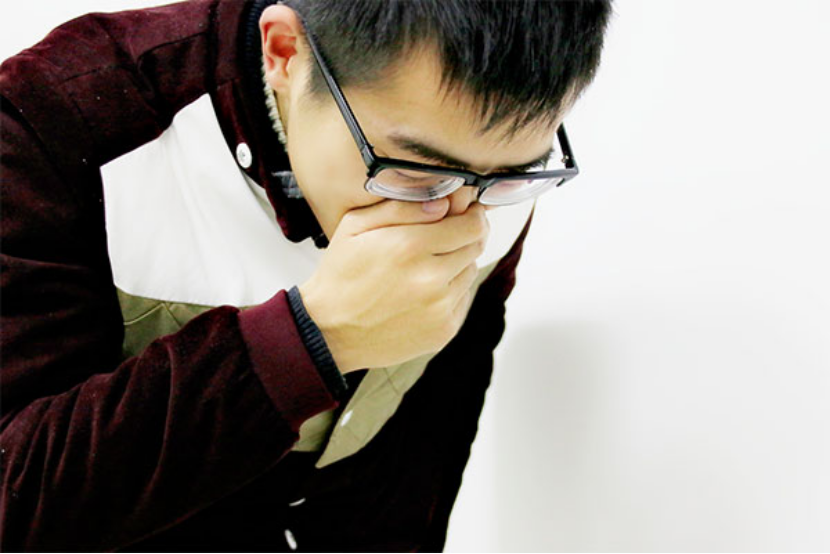 夜间咳嗽可能与房间空气质量差、过于干燥等原因有关。