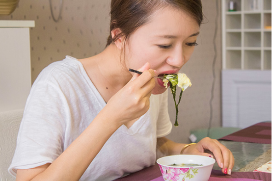 女性在经期减肥可以少吃多餐，切记不能暴饮暴食