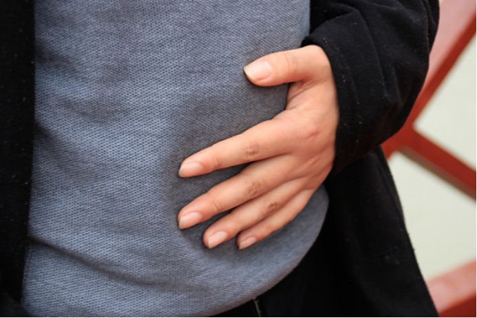 可以手掌以肚脐为圆心顺时针按摩腹部 可以手掌以肚脐为圆心顺时针按摩腹部