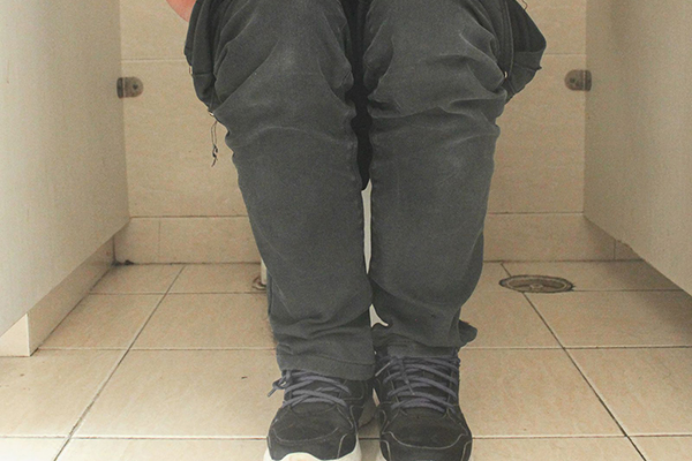 应该多喝水多吃新鲜的蔬菜和水果