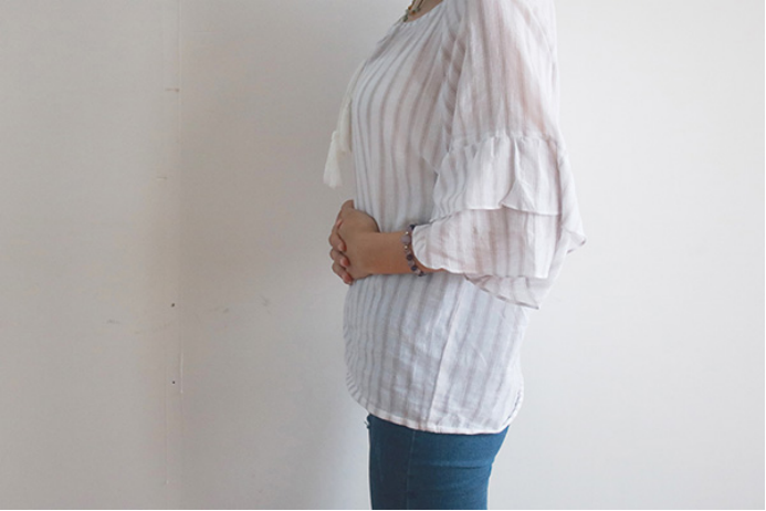 胀气时尽量站立也可以适量走动或者喝酸性饮料来促进排气