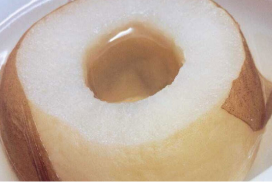 准备一个新鲜的雪梨和一些冰糖，使得雪梨呈空心状。然后，把准备好的冰糖放在雪梨的空心处，上锅蒸，大概要需要30分钟的时间