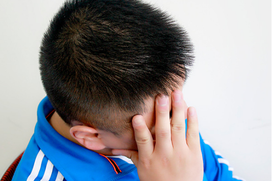 发烧的时候可以用温水擦拭身体，可以有助于促进毛孔张开，将身体中的热度散出