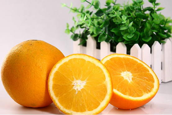 偶尔咳嗽的话，可以吃药膳。而疾病引起的咳嗽，饮食是解决不了的。