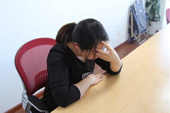 成人可以遵医嘱吃感冒药和退烧药，然后多睡觉，多喝水，好好吃饭，很快温度就会降下来