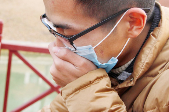 舌头的表现不同。风热咳嗽下，舌苔一般会发红或者发黄，而风寒引起的咳嗽，舌苔是发白的