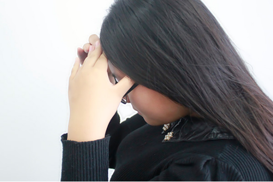 用冷水打湿毛巾，挤掉大部分水分，不要挤干，让湿润的毛巾放在患者的额头上，帮助患者散热