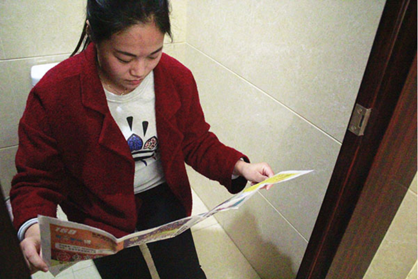 饮食不当的话，很容易出现大便出血的现象。