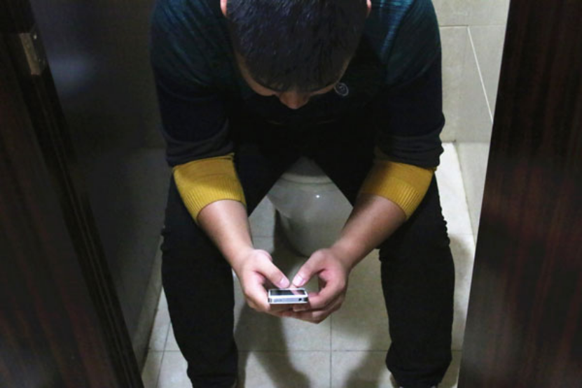 如果大便带血呈现的是大便表面有血丝、肛门有滴血的现象，这是由于痔疮、肛裂、便秘、直肠癌等造成的。