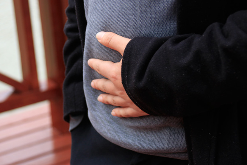 肚子右边疼可能是器官发生了病变，所以一定不能忽视。