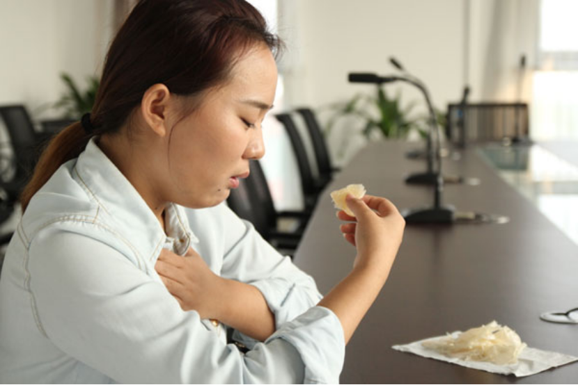 如果是吃多了引起的,那么这种情况下就要注意控制摄入的食物量,避免加重肠胃的负担。 如果是吃多了引起的,那么这种情况下就要注意控制摄入的食物量,避免加重肠胃的负担。