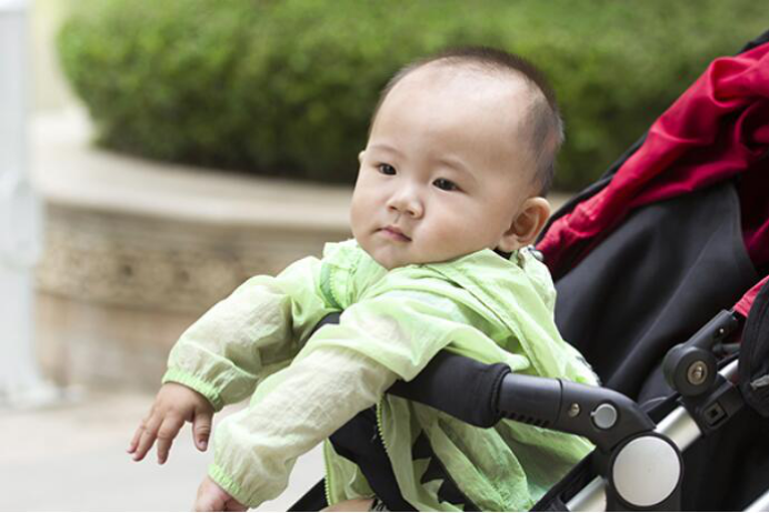 可以将香蕉和豆腐煮成泥给孩子吃能够帮助有润滑肠道促进肠胃蠕动的功效