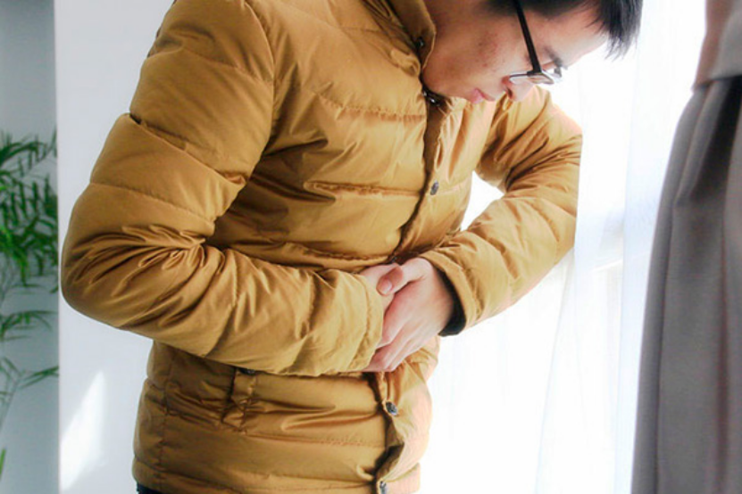 当发生胃酸的时候，可以吃一些饼干、果汁、热水等。