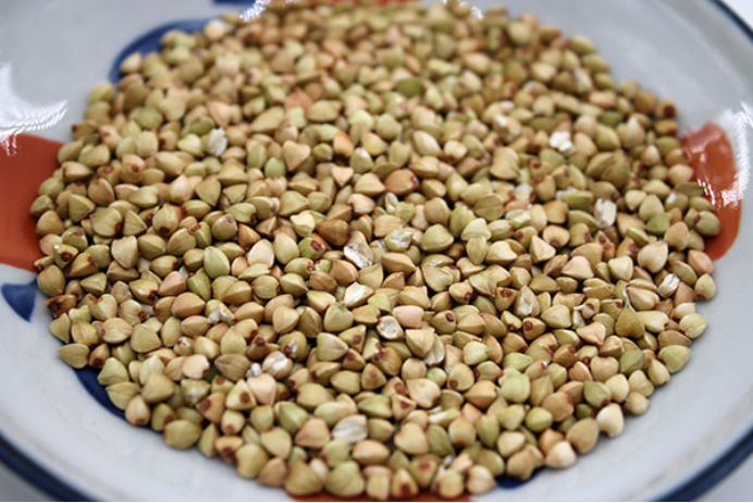 胃不好的人需要吃容易消化的食物以及补充纤维素