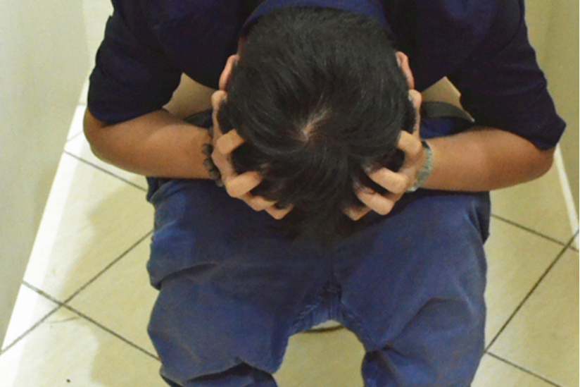 导致大便出血的原因非常多，便秘，痔疮会影响排便，导致排便的时候太用力，大便带血。