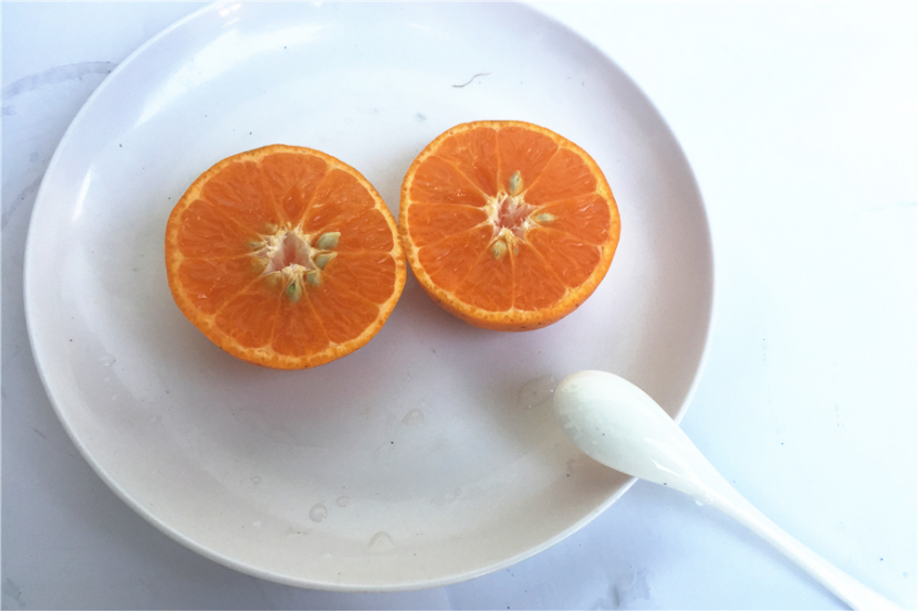 胆囊炎患者要多吃炖菜，蒸菜，油脂含量少，蒸鱼，蒸鸡和水煮的蔬菜可以多吃。