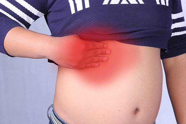 胆囊炎多半是细菌感染，受到化学刺激，导致胆汁成分发生改变，引起胆囊病变。