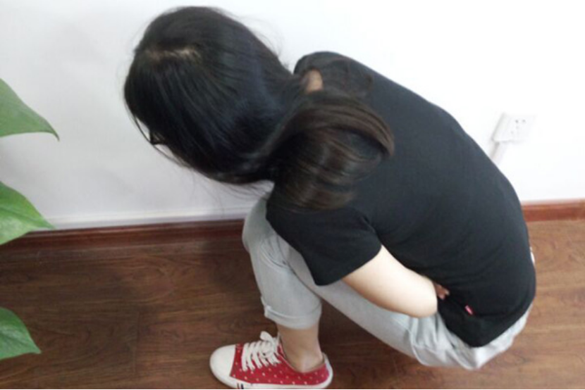 胃痉挛是胃部肌肉受到刺激，引起的抽搐症状，胃痉挛的时候腹部疼痛剧烈，也会呕吐不止。