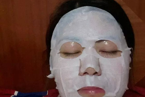 敷面膜的时候脸上有刺痛感也很常见，原因有多种。