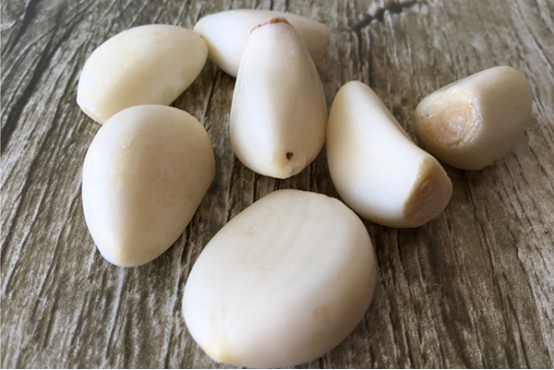 吃蒜辣着胃难受的人可以喝一些开水，有助于稀释胃中大蒜素的浓度，将大蒜素快速排出体外