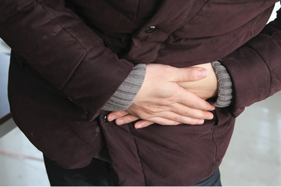 只是偶尔出现短暂的肚脐左侧疼的症状，可能是因为饮食不洁或者腹部受凉引起的