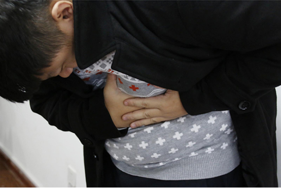 突然出现肚脐上面疼的现象，可能是因为饮食量控制不当引起的