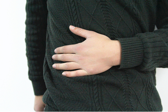 建议多喝热水，少食多餐，饮食要清淡