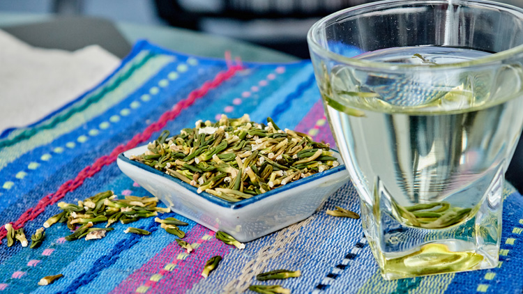 莲子心泡水喝的功效与禁忌有哪些