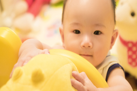 三岁以上的孩子在医生的引导下,可以使用常规视力表检查 三岁以上的孩子在医生的引导下,可以使用常规视力表检查