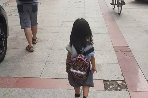 小孩子个子相比于同年人、同阶段有明显的不足，就可以考虑是小儿矮小症。