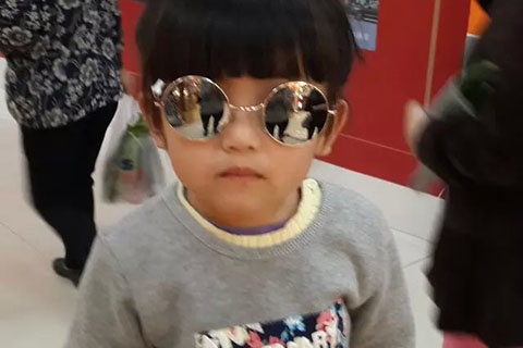 男性的小孩子如果有这种性早熟，那么就是内分泌激素引起的，或者是脑部神经垂体功能发育不良导致的。