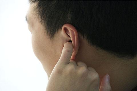 双氧水清洗的步骤其实简单的说就是在伤口位置进行皮肤的擦拭，或者将这个液体直接倒进去浸泡伤口病原体的位置。
