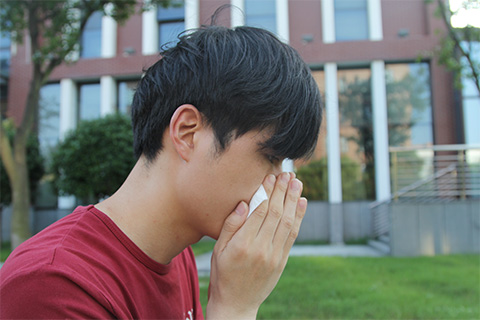 治疗咳嗽基本思路是：抗过敏、止咳、这个西药效果都是很好的，但仅仅控制症状是不行的，这需要中医辩证治疗，如果通过正确的中医辩证治疗，可以说它是可以根治。