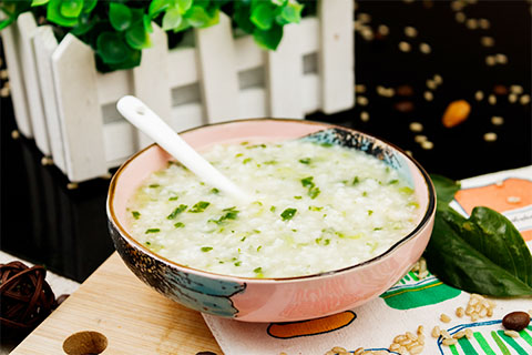 宝宝六个月以后就可以适量的添加一些辅食