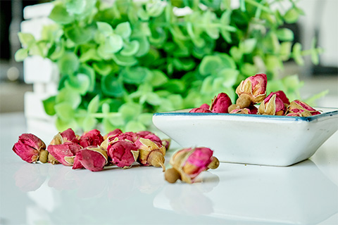 玫瑰花茶是由玫瑰花与红茶或者是绿茶等茶叶茶叶经过加工窨制而成的