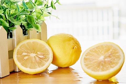 柠檬水就是用柠檬浸泡出来的水或者是加入了柠檬汁的水