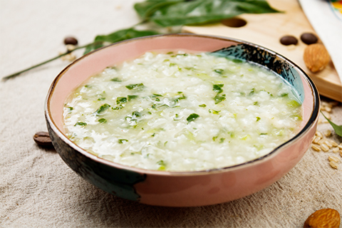 青菜粥具有缓解腹泻和暖胃的作用