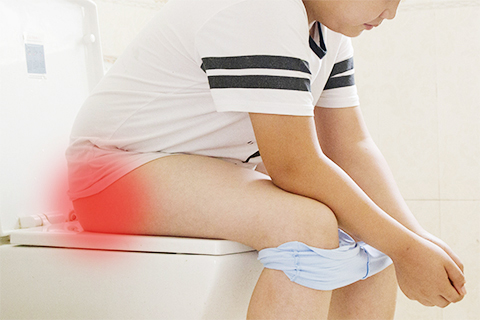 痔疮一旦发作就会出现便血、肛门疼痛、脱肛等症状