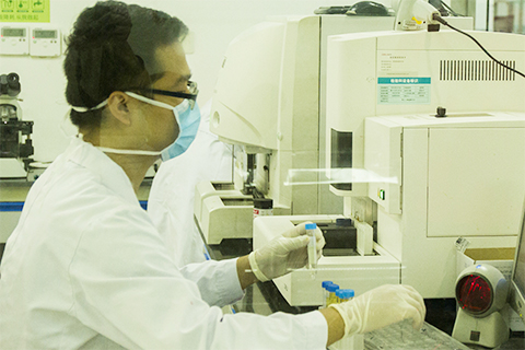 足跟血检查是婴儿出生七十二小时后进行的一项血液筛查