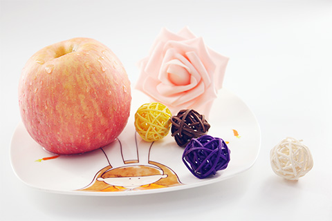 经常食用苹果有助于保护肠胃，减少胃肠不适症状的发生