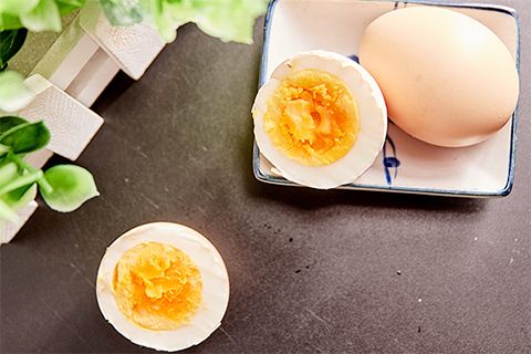 外源性的胆固醇主要存在于动物性的食物中，如动物肝脏、乳酪、肥肉、蛋黄等