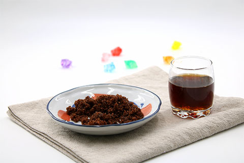 同时在月经前还可以适量的饮用一些生姜红糖水帮助调理身体