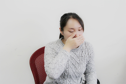 人体内的绒毛膜促性腺素水平升高，孕妇会出现恶心、呕吐等症状